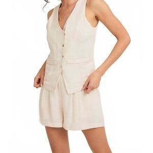 NEW GILLI button v-neck vest and pleated shorts set in beige